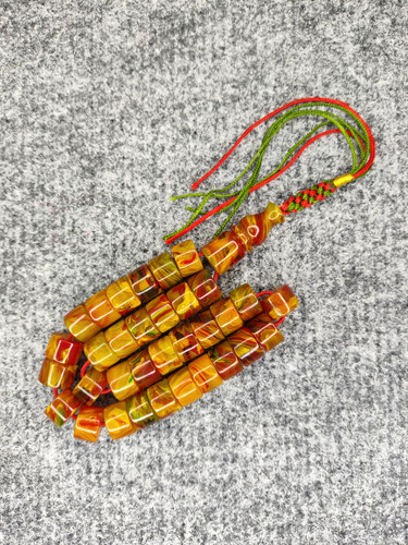 تسبیح کهربا پرچمی 33عدی تراش قیچی بر دقیق و بافت زیبا